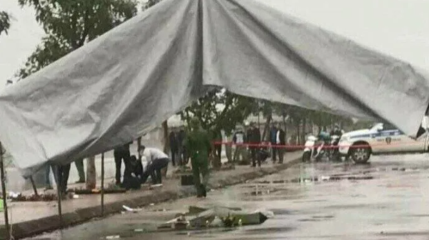 Qua khám nghiệm hiện trường, Cơ quan Công an thu giữ được 3 chiếc cần câu, ghế gấp bằng vải, vợt, rọ, các hộp đựng cần, hộp đựng dụng cụ. Phía trên bờ kè, khu vực vỉa hè nơi phát hiện tử thi có vũng máu loang. Khám nghiệm tử thi, sơ bộ xác định nguyên nhân chết do vết thương vùng cổ gây mất máu cấp. Quá trình khám nghiệm, nạn nhân không có giấy tờ tùy thân.