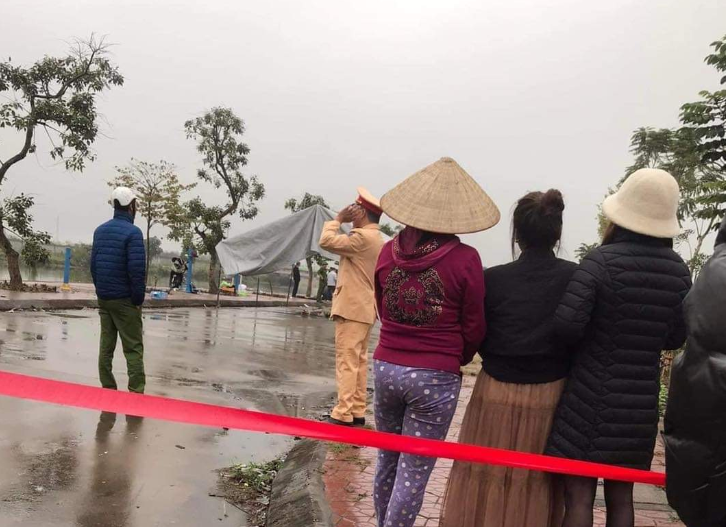 Gia đình nạn nhâncho biết, trước khi xảy ra vụ việc, cụ thể: Khoảng 19h ngày 12/1, anh Thịnh rời khỏi nhà, khi đi mang theo bộ đồ câu cá trong thùng vải màu đen và hai chiếc cần câu màu đen, điện thoại di động hiệu Iphone 7 và xe máy hiệu HONDA AIRBLADE, BKS: 34B1-807.66, ngoài ra không mang theo giấy tờ tùy thân, tài sản gì khác. Bản thân anh Thịnh không có mâu thuẫn, nợ nần tiền bạc với ai.