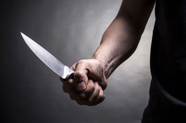 Khi Khánh quay lại vị trí anh Thịnh vừa ngã thì phát hiện anh Thịnh đã ngồi dậy. Ngay lúc này, Khánh liền ghì đầu anh Thịnh xuống nền bờ kè, dùng dao cắt vào cổ nạn nhân. Khi phát hiện anh Thịnh tử vong, Khánh đẩy thi thể anh Thịnh rồi ném các tài sản, dụng cụ câu cá của anh Thịnh xuống sông; đồng thời đẩy xe máy HONDA AIRBLADE, BKS: 34B1-807.66 của anh Thịnh (dựng ngay gần vị trí anh Thịnh ngồi câu cá) xuống sông. Sau khi gây án, Khánh đi về nhà mình ngủ đến sáng hôm sau đi học bình thường. (Ảnh minh họa, nguồn internet) 