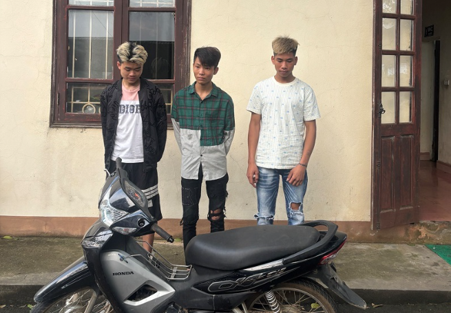 Lang Son: Bat 3 nam thanh nien trom xe may chua rut chia khoa