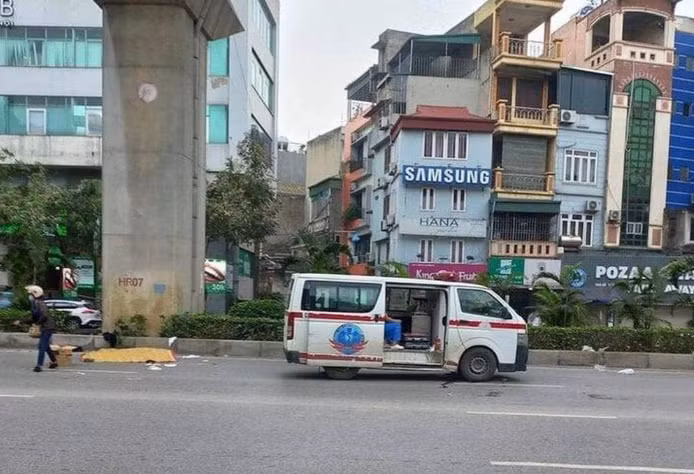Ha Noi: Nghi tu nga, hai thieu nien thuong vong duoi gam duong sat