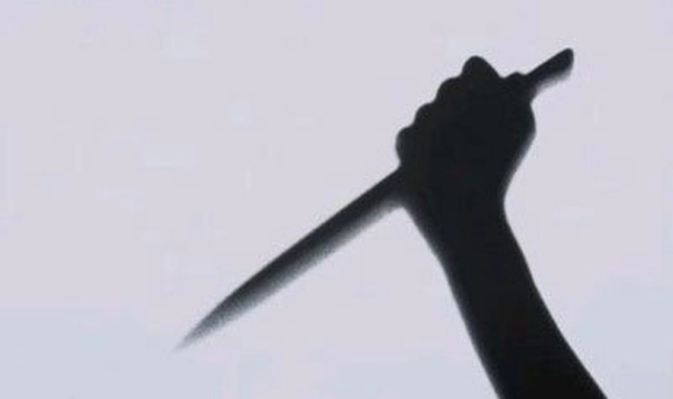 Trò chuyện một lúc, bà Thanh vào phòng ngủ, nằm trên giường và gọi Phương vào massage mặt cho mình. Lúc này, Phương đề cập đến số tiền bà Thanh đã nhờ đánh đề. Bà Thanh nói chưa có điều kiện trả. Nghe vậy, Phương liền rút dao ra kề vào cổ bà Thanh đe dọa: “Nếu chị không trả tiền thì sẽ chết”. Bà Thanh bình thản thách thức: “Mi dám đâm không?”. Không nói gì thêm, Phương dùng dao đâm liên tiếp vào cổ khiến bà Thanh ngã xuống nền nhà. Chưa dừng tay, Phương còn xông đến đâm bồi thêm nhiều nhát cho đến khi nạn nhân không còn cử động... (Ảnh minh họa, nguồn internet) 