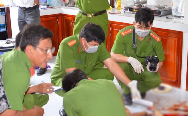 Tin bà Thanh chuyên hành nghề thầy bói kiêm bốc thuốc bị sát hại dã man nhanh chóng lan khắp địa phương. Nhận được tin báo, Công an tỉnh Quảng Nam nhanh chóng vào cuộc. Khám nghiệm tử thi, Công an tỉnh Quảng Nam xác định nạn nhân bị đâm 15 nhát dao. Bà Thanh ly hôn đã nhiều năm, sống cùng con trai. Bà hành nghề bói toán và bán thuốc Đông y đã gần 10 năm. Lúc “lên đồng”, bà này tự xưng là “thánh cô” để cho số đề, xem bói, bán thuốc chữa bệnh... (Ảnh minh họa, nguồn internet) 