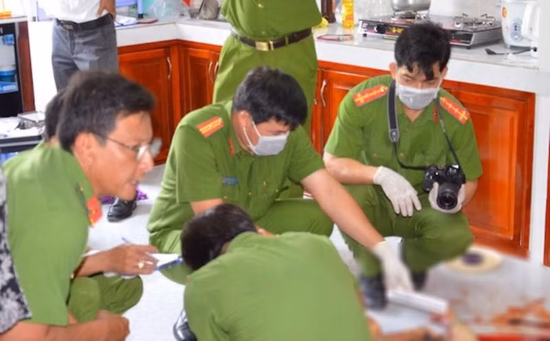 Tin bà Thanh chuyên hành nghề thầy bói kiêm bốc thuốc bị sát hại dã man nhanh chóng lan khắp địa phương. Nhận được tin báo, Công an tỉnh Quảng Nam nhanh chóng vào cuộc. Khám nghiệm tử thi, Công an tỉnh Quảng Nam xác định nạn nhân bị đâm 15 nhát dao. Bà Thanh ly hôn đã nhiều năm, sống cùng con trai. Bà hành nghề bói toán và bán thuốc Đông y đã gần 10 năm. Lúc “lên đồng”, bà này tự xưng là “thánh cô” để cho số đề, xem bói, bán thuốc chữa bệnh... (Ảnh minh họa, nguồn internet) 