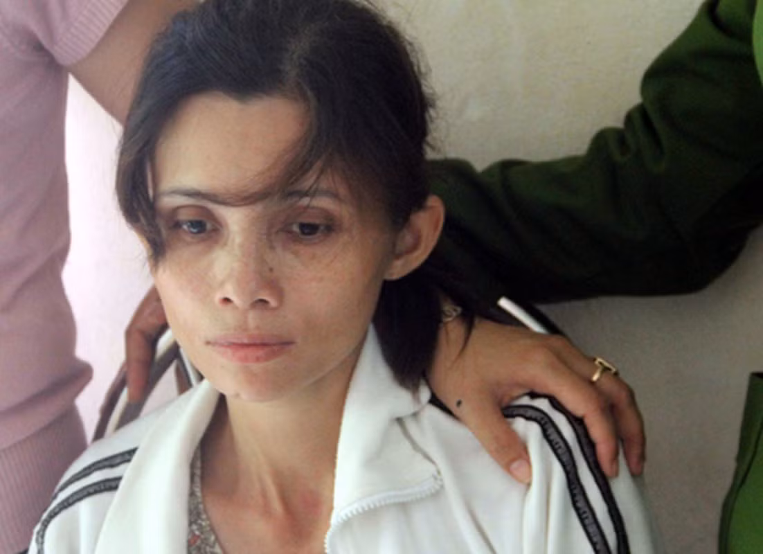 Tìm đến nhà người này, họ mừng rỡ khi phát hiện chiếc xe Taurus giống các nhân chứng mô tả đang dựng trước hiên. Người phụ nữ này là Trương Thị Kiều Phương (SN 1977), là chủ tiệm hớt tóc Minh Phương, tại phường An Phú, TP Tam Kỳ. Tại cơ quan công an, trước những chứng cứ không thể chối cãi, Phương đã thú nhận hành vi giết người... Theo đó, Phương có chồng nghiện ma túy nặng. Vốn mê tín, Phương dẫn chồng đến gặp bà Thanh nhờ “phù phép” để cai nghiện. Thời gian sau đó, chồng Phương đoạn tuyệt được với ma túy. Mừng rỡ, cho rằng bà Thanh “cao tay”, Phương càng thêm tin tưởng. 