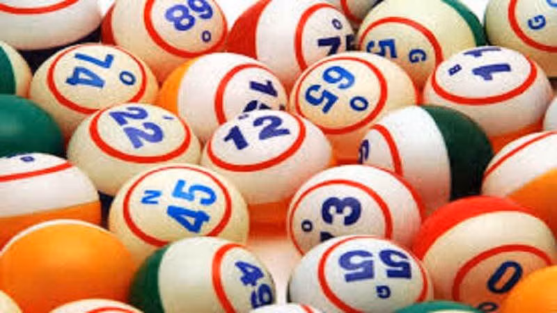 Ham cờ bạc, những lần đến bà Thanh xem bói, Phương xin luôn số đề để chơi. Vài lần đầu nghe lời thầy bói, Phương trúng số khiến lòng tin vào “thánh cô” lại càng tăng. Bà Thanh cũng nhiều lần nhờ Phương ứng tiền để ghi thêm cho mình vài con lô. Tuy nhiên, thời gian sau, Phương đánh đâu trượt đó. Đổ nợ, nhớ đến số tiền 40 triệu đồng bà Thanh nhờ mình ghi đề chưa trả, Phương nhiều lần tìm đến nhà đòi nhưng không được. Khoảng 12h ngày 4/4/2012, Phương gọi điện cho bà Thanh hẹn đến nhà để đòi tiền. Trên đường đi, thị ghé chợ mua một con dao bỏ vào túi. (Ảnh minh họa, nguồn internet)