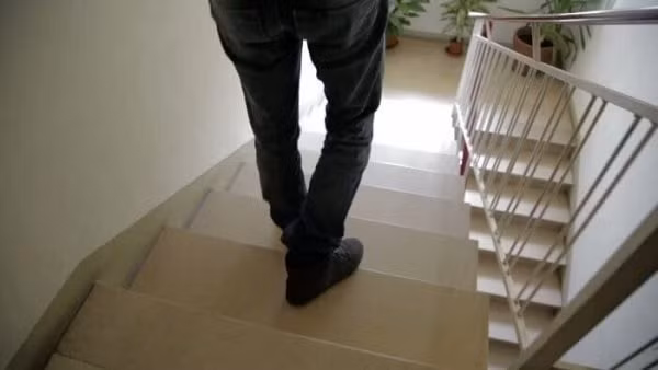 Theo hồ sơ vụ án, sẩm tối 4/4/2012, anh Hồ Trọng Đạt (SN 1997) đi chơi về nhà thì phát hiện thấy chân cầu thang có vết máu. Đạt vội chạy vào nhà thì phát hiện mẹ mình là bà Nguyễn Thị Thanh (SN 1973), trú tại xã Tam Xuân 1, huyện Núi Thành, Quảng Nam, nằm bên vũng máu trong phòng ngủ. Khi hàng xóm chạy sang hỗ trợ đi cấp cứu mới biết nạn nhân đã chết trước đó. Kết quả giám định tử thi của Trung tâm Giám định Pháp y tỉnh Quảng Nam cho thấy, nạn nhân tử vong do đa vết thương xuyên thấu ngực và bụng, tổn thương nội tạng gây mất máu cấp. (Ảnh minh họa, nguồn internet) 