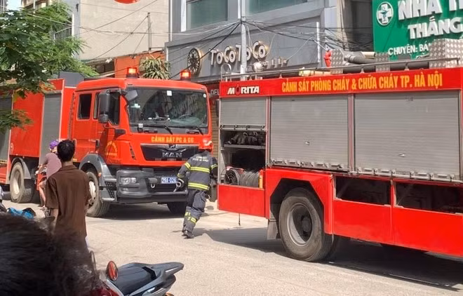 Chay nha 5 tang tren pho Ha Noi khien nhieu nguoi hoang loan