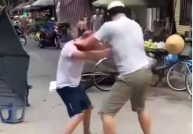 Ha Noi: Bat ke dung con danh nguoi dan ong da chan thuong