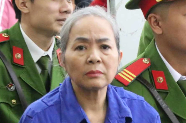  “Bà trùm” Trần Thị Mậu điều hành đường dây gùi 64kg ma túy, 20 bánh heroin vào Việt Nam: Tháng 11/2021, Cục Cảnh sát điều tra tội phạm về ma túy, Bộ Công an đã phát hiện đường dây mua bán, vận chuyển trái phép chất ma túy liên tỉnh, xuyên quốc gia từ Lào về Việt Nam qua Nghệ An do Trần Thị Mậu (53 tuổi, trú tại huyện Đô Lương, Nghệ An) cầm đầu. Thủ đoạn của “bà trùm” Trần Thị Mậu rất ranh ma, xảo quyệt, điều hành đường dây ma túy từ xa, qua mạng xã hội. Cơ quan Cảnh sát điều tra Bộ Công an đã khởi tố vụ án, khởi tố 9 bị can, thu giữ 64 kg ma túy tổng hợp, 20 bánh heroin cùng nhiều vật chứng liên quan. 