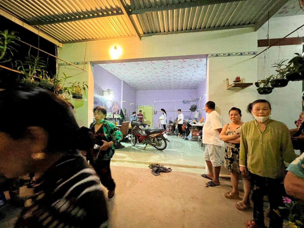  Chồng sát hại vợ cũ rồi tự tử: Nguyễn Minh Phong (43 tuổi, ngụ huyện Càng Long, Trà Vinh) và vợ là chị N.V.Ph. (43 tuổi) đã ly hôn. Cả hai có một con chung là N.H.P. (17 tuổi). Sau khi ly hôn, chị Ph. thuê nhà trọ tại xã Tân An, huyện Càng Long, tỉnh Trà Vinh ở riêng. Khoảng 12h ngày 23/1, sau khi tan học, em P. về nhà trọ của mẹ ăn cơm, nhưng thấy đóng cửa nên em đến nhà cha. Khoảng 12h50 cùng ngày, P. quay lại chỗ mẹ thì thấy nhà khóa cửa. P. nhờ hàng xóm sang kêu giúp thì phát hiện Phong và chị Ph. nằm bất tỉnh trong phòng ngủ. Cả hai đều không mặc quần áo và có nhiều vết thương trên người. Qua kiểm tra, chị Ph. đã tử vong, còn Phong bị thương nặng. 