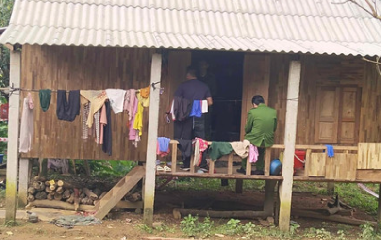  Chồng giết vợ con rồi nằm ngủ bên cạnh: Ngày 4/1, Công an tỉnh Quảng Trị tạm giữ Hồ Văn Ban (SN 1997, ngụ thôn Ra Lây, xã Ba Nang, huyện Đakrông, Quảng Trị) để điều tra, làm rõ về hành vi “Giết người”. Trước đó, khoảng 2h30 ngày 4/1, nhiều người nghe tiếng la hét, kêu cứu từ căn nhà của Hồ Văn Ban. Khi tới kiểm tra thì phát hiện vợ của Ban là chị Hồ Thị Đ. (SN 2003) và con trai là cháu Hồ Văn Ch. (SN 2023) đã tử vong trên giường với nhiều thương tích. Lúc này, Ban cũng đắp chăn nằm cạnh vợ con.