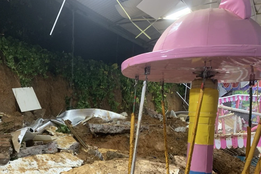 Danh tinh 3 tre em tu vong trong vu sap tuong do mua lon