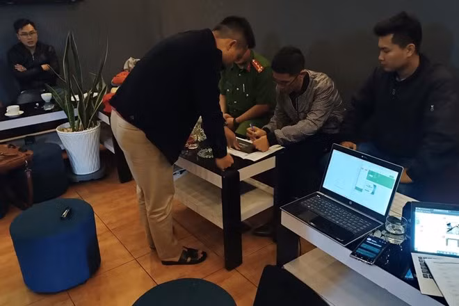 Qua đấu tranh, Toàn trình báo tài khoản tổ chức cá độ bóng đá của mình do P.T.H.V (42 tuổi, ở P.7, TP.Đà Lạt) cấp, sau đó Toàn trực tiếp cấp cho 4 người khác (cấp dưới) để tổ chức cá cược. Mở rộng điều tra, cơ quan công an khởi tố 9 bị can để điều tra, làm rõ về hành vi đánh bạc và tổ chức cá độ bóng đá trực tuyến. Các bị can này đều thừa nhận trong vòng 1 tháng qua đã tổ chức đánh bạc bằng hình thức cá cược bóng đá với trị giá giao dịch hơn 16 tỷ đồng. Cơ quan công an thu giữ hơn 354 triệu đồng, 2 máy tính xách tay, 1 máy tính để bàn, 9 điện thoại di động cùng nhiều tài liệu liên quan. 