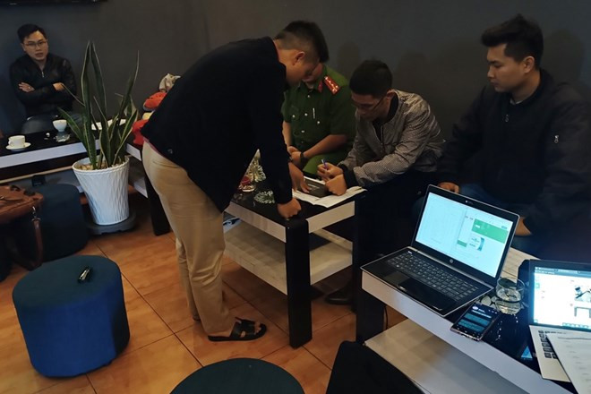 Qua đấu tranh, Toàn trình báo tài khoản tổ chức cá độ bóng đá của mình do P.T.H.V (42 tuổi, ở P.7, TP.Đà Lạt) cấp, sau đó Toàn trực tiếp cấp cho 4 người khác (cấp dưới) để tổ chức cá cược. Mở rộng điều tra, cơ quan công an khởi tố 9 bị can để điều tra, làm rõ về hành vi đánh bạc và tổ chức cá độ bóng đá trực tuyến. Các bị can này đều thừa nhận trong vòng 1 tháng qua đã tổ chức đánh bạc bằng hình thức cá cược bóng đá với trị giá giao dịch hơn 16 tỷ đồng. Cơ quan công an thu giữ hơn 354 triệu đồng, 2 máy tính xách tay, 1 máy tính để bàn, 9 điện thoại di động cùng nhiều tài liệu liên quan. 