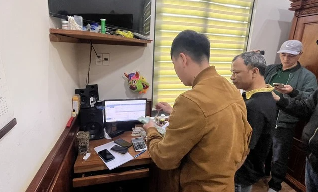  Triệt phá đường dây cá độ bóng đá trực tuyến hơn 16 tỷ đồng: Chiều 1/7, Công an TP. Đà Lạt cho biết vừa ra quyết định khởi tố vụ án, khởi tố 9 bị can trong đường dây cá độ bóng đá. Trước đó, thực hiện chỉ đạo của Giám đốc Công an tỉnh Lâm Đồng về tăng cường công tác phòng ngừa, đấu tranh với tội phạm liên quan đến hoạt động tổ chức đánh bạc, cá độ bóng đá trong thời gian diễn ra Euro 2024 và Copa America 2024, Phòng An ninh mạng và phòng chống tội phạm công nghệ cao, Công an tỉnh Lâm Đồng (PA05) chủ trì phối hợp Công an TP.Đà Lạt bắt quả tang Cao Đình Toàn (48 tuổi, ở P.3, TP.Đà Lạt) đang tổ chức đánh bạc bằng hình thức cá độ bóng đá trực tuyến.