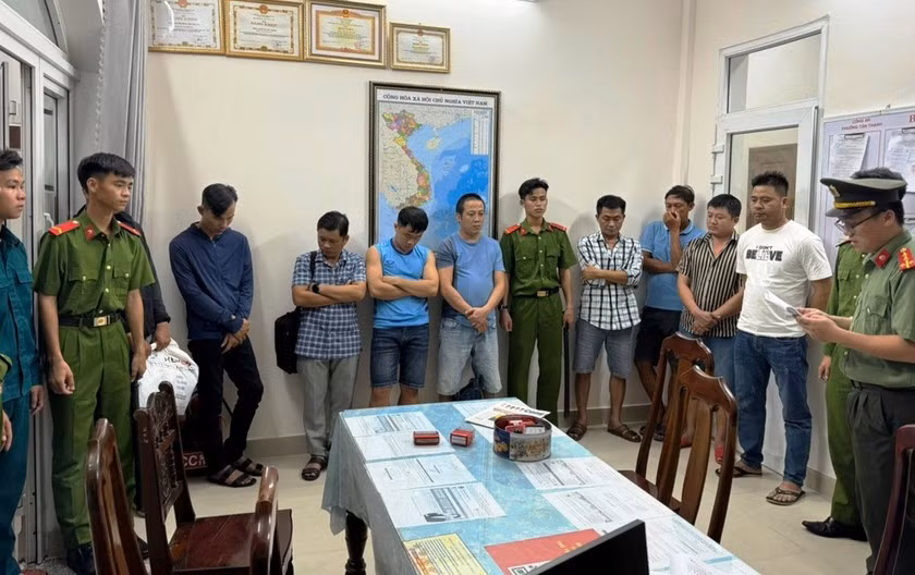  Triệt phá đường dây cá độ bóng đá hơn 50 tỷ đồng ở Quảng Nam: Ngày 1/7, Công an tỉnh Quảng Nam cho biết, đơn vị vừa tổ chức triệt phá đường dây đánh bạc dưới hình thức cá độ bóng đá qua mạng xã hội quy mô lớn, số tiền giao dịch hơn 50 tỷ đồng. Trước đó, Phòng An ninh mạng và phòng chống tội phạm sử dụng công nghệ cao - Công an tỉnh Quảng Nam phát hiện đối tượng Nguyễn Hữu Lộc (SN 1983, trú phường Điện Thắng Trung, thị xã Điện Bàn, Quảng Nam) tổ chức đường dây đánh bạc trái phép trên mạng cho nhiều người tại địa bàn tham gia cá cược bóng đá mùa Euro 2024 và Copa America 2024. 