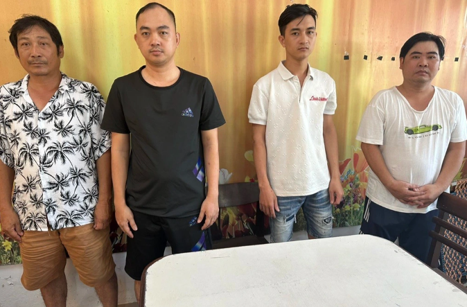  Phá đường dây cá độ bóng đá giao dịch 8 tỷ đồng/tháng: Ngày 5/6, Công an quận Thanh Khê (Đà Nẵng) cho biết, đã bắt giữ các đối tượng liên quan đến đường dây đánh bạc bằng hình thức cá độ bóng đá qua mạng. Theo điều tra ban đầu, cuối tháng 4, công an phát hiện nhóm đối tượng tổ chức cá độ bóng đá qua mạng do Nguyễn Văn Trung (39 tuổi, trú phường Tam Thuận, quận Thanh Khê) cầm đầu nên tiến hành điều tra. Căn cứ vào các tài liệu thu thập được, chỉ tính từ ngày 29/4 đến ngày 2/6 tổng số tiền đánh bạc của các đối tượng trong đường dây cá độ bóng đá này ước tính khoảng 8 tỷ đồng. 