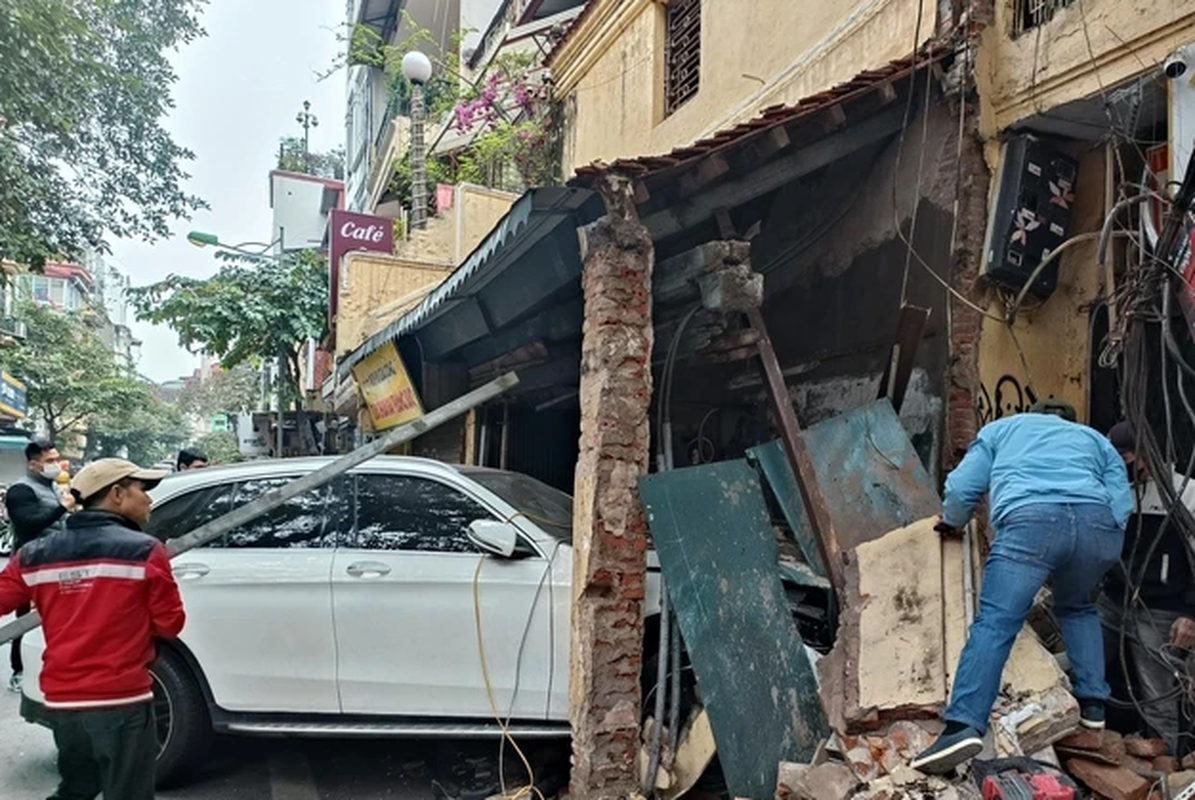  Cô gái lái ô tô đâm đổ tường: Sáng 4/12/2023, nữ tài xế B.T.L (20 tuổi, trú quận Cầu Giấy, Hà Nội) điều khiển xe Mercedes, lưu thông theo hướng Hàng Bạc đi Hàng Ngang - Hàng Đào (quận Hoàn Kiếm), khi đến trước số nhà 47 đã bất ngờ lao vào ngôi nhà này. Vụ tai nạn không gây thiệt hại về người. Tuy nhiên, bức tường gạch của ngôi nhà đã bị đổ. Phần đầu xe Mecerdes hư hỏng, mắc kẹt trong đống gạch. Qua đo nồng độ cồn, cơ quan chức năng xác định nữ tài xế vi phạm ở mức độ 2 (vượt 0,25 mg - 0,4 mg/1 lít khí thở). 