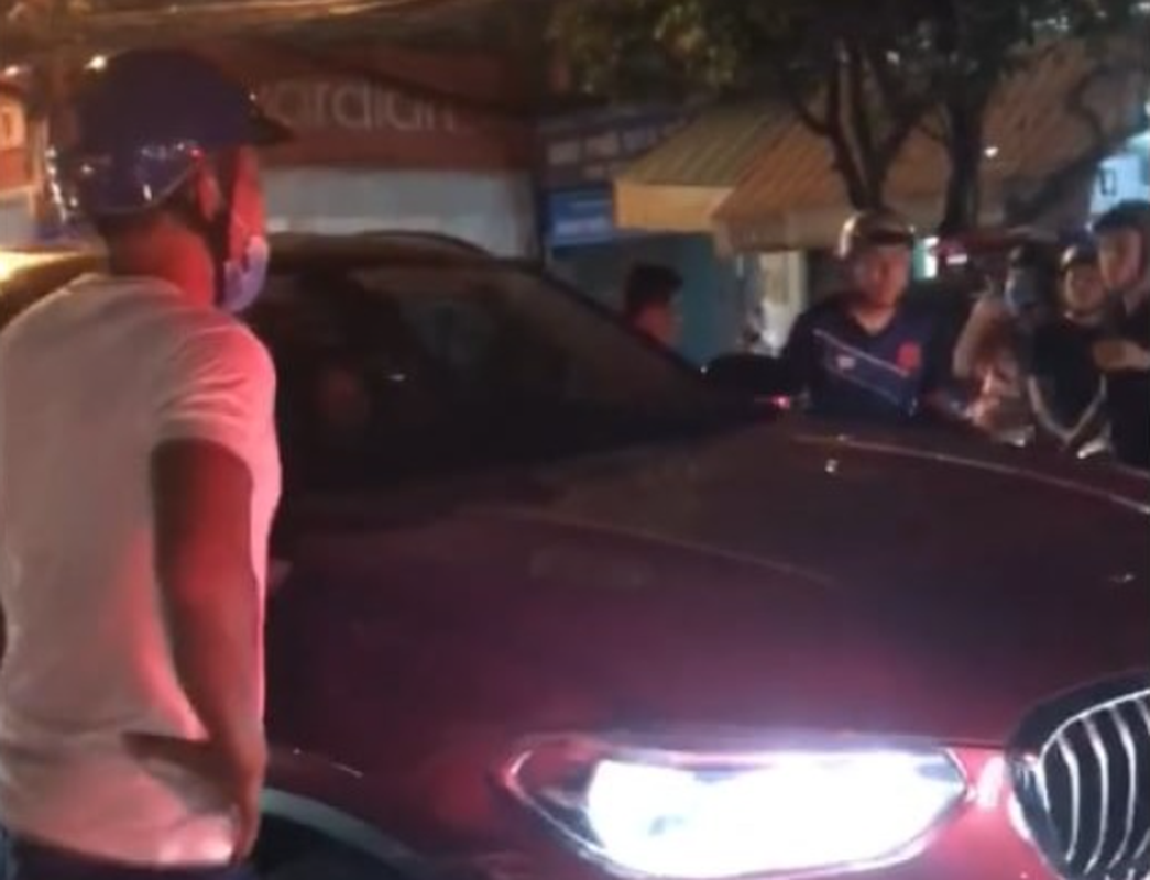  Nữ tài xế lái xe BMW gây tai nạn rồi bỏ chạy: Tối 28/8/2022, nữ tài xế Lưu Thị Hồng Liên (35 tuổi, quê Quảng Bình) điều khiển xe ô tô hiệu BMW mang BS 51G - 883.03 lưu thông trên đường Phạm Viết Chánh, hướng từ vòng xoay Cộng Hòa đi Cống Quỳnh (quận 1, TP HCM), đã xảy ra va quệt với một xe ô tô đang đậu ở lề đường. Nữ tài xế Lưu Thị Hồng Liên không dừng lại mà lái xe ô tô bỏ chạy thì bị người dân truy đuổi. Vụ việc khiến 3 xe gắn máy của người dân bị hư hỏng. Kết quả kiểm tra nồng độ cồn của nữ tài xế này là 1,017 mg/lít khí thở. 