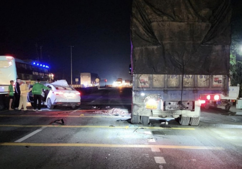  Nữ tài xế vi phạm nồng độ cồn gây tai nạn chết người: Ngày 13/1, xe tải mang BKS: 78C 03787 do anh Lê Ngọc Quang (SN 1990) điều khiển lưu thông trên QL1A đến địa phận xã Cẩm Quang (huyện Cẩm Xuyên, Hà Tĩnh) thì bị sự cố nên phải tấp xe vào lề đường. Khoảng 1h40, khi tài xế đang đứng kiểm tra xe thì bất ngờ bị xe ô tô BKS: 38A- 516.83 do nữ tài xế Phan Thị Ngọc Minh (SN 2001) điều khiển đâm vào từ phía sau. Hậu quả của vụ tai nạn khiến anh Quang tử vong tại chỗ. Kết quả kiểm tra nồng độ cồn sau đó cho thấy nữ tài xế ô tô con vi phạm ở mức 0,385mg/L khí thở. Ngày 11/6, TAND huyện Cẩm Xuyên tuyên phạt Minh 15 tháng tù. 