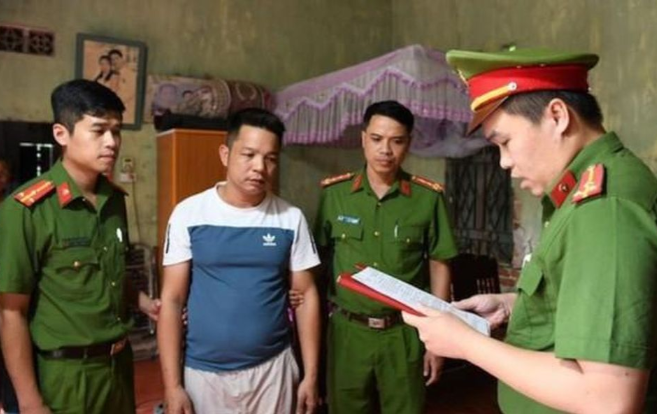 Be trai 11 tuoi bi bao hanh da man: Bat ban trai cua me