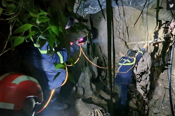 Sap ham vang khien 2 nguoi mac ket trong hang o Bac Kan