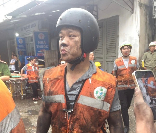  Những anh hùng thầm lặng: Trong đám cháy đặc biệt nghiêm trọng trên phố Trung Kính (Hà Nội) rạng sáng 24/5, Phạm Quốc Việt - Đội trưởng đội cứu hộ FAS Angel - cùng đồng đội có mặt tại hiện trường chỉ sau khoảng 20 phút xảy ra hỏa hoạn. Đánh giá tình hình có nhiều nạn nhân mắc kẹt bên trong, anh lập tức huy động toàn đội đổ về đây cứu hộ. Khi ngọn lửa cơ bản được khống chế, các thành viên FAS Angel phối hợp với lực lượng chức năng tìm kiếm, cứu người bị nạn, đánh dấu người tử vong, đưa nạn nhân xấu số đến nhà tang lễ... 