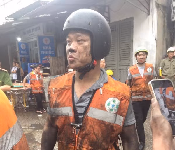  Những anh hùng thầm lặng: Trong đám cháy đặc biệt nghiêm trọng trên phố Trung Kính (Hà Nội) rạng sáng 24/5, Phạm Quốc Việt - Đội trưởng đội cứu hộ FAS Angel - cùng đồng đội có mặt tại hiện trường chỉ sau khoảng 20 phút xảy ra hỏa hoạn. Đánh giá tình hình có nhiều nạn nhân mắc kẹt bên trong, anh lập tức huy động toàn đội đổ về đây cứu hộ. Khi ngọn lửa cơ bản được khống chế, các thành viên FAS Angel phối hợp với lực lượng chức năng tìm kiếm, cứu người bị nạn, đánh dấu người tử vong, đưa nạn nhân xấu số đến nhà tang lễ... 