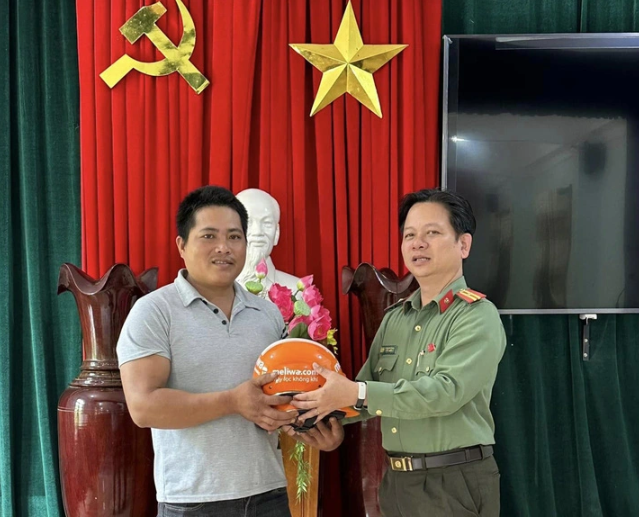  Người đàn ông cứu gia đình 4 người đuối nước: Chiều 3/5/2023, vợ chồng chị Lê Thị Hương (trú huyện Nam Giang, Quảng Nam) mang con trai nhỏ và người dì đến suối Công Đoàn ở xã Mà Cooi, huyện Đông Giang để tắm. Khi cậu bé 5 tuổi đứng trên bờ trượt chân ngã xuống vùng nước sâu, dì ruột của chị Hương lao xuống cứu cháu nhưng do không biết bơi nên bản thân bà cũng bị chìm. Thấy vậy, vợ chồng chị Hương cũng lần lượt nhảy xuống nước và đều bị đuối nước do không biết bơi. Anh Lê Văn Hội (36 tuổi, sống ở thị trấn Thạnh Mỹ, huyện Nam Giang) đang đứng gần đó phát hiện cả gia đình gặp nạn, liền lao xuống dòng nước sâu lặn tìm, đẩy người dì, chồng, con của chị Hương vào bờ rồi tiếp tục ra chỗ nước sâu cứu chị Hương. 