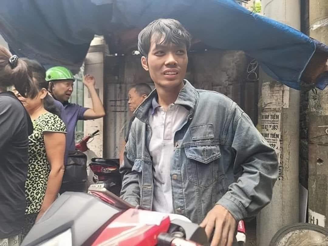  Shipper lao vào đám cháy cứu 9 người: Gần một năm trôi qua, ký ức kinh hoàng về vụ hỏa hoạn xảy ra tại chung cư mini 9 tầng nằm trong ngõ 29 phố Khương Hạ (quận Thanh Xuân, Hà Nội) vào đêm 12/9, rạng sáng 13/9/2023 cướp đi 56 sinh mạng vẫn ám ảnh nhiều người. Khi đó, vừa kết thúc chuyến giao hàng cuối cùng trong ngày, Nguyễn Đăng Văn (SN 1993, quê Quế Võ, Bắc Ninh) nhận cuộc gọi từ người thân, báo chung cư nơi gia đình chị gái sinh sống bốc cháy dữ dội. Nam shipper tức tốc phóng xe tới hiện trường. Ở đó, đám cháy cơ bản được dập tắt, lực lượng chức năng đang tìm kiếm các nạn nhân mắc kẹt.