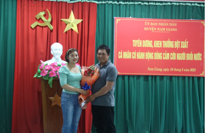 Do anh Hội về nhà ngay sau đó nên chị Hương đã phải hỏi han bạn bè, tra cứu trên Facebook để tìm người đàn ông đã cứu cả gia đình mình nói lời cảm tạ. Trong thư gửi anh Hội và gửi Công an huyện Nam Giang, chị Hương bày tỏ sự cảm kích với ân nhân: "Anh Hội không chỉ dũng cảm mà còn rất thông minh, nhanh trí, cứu đuối nước đúng cách và kịp thời. Tôi và gia đình may mắn khi gặp được ân nhân. Thật sự rất biết ơn anh, xin các cơ quan ban ngành biểu dương anh, một tấm gương sáng, một hành động đẹp". (Chị Lê Thị Hương tặng hoa cảm ơn anh Hội)