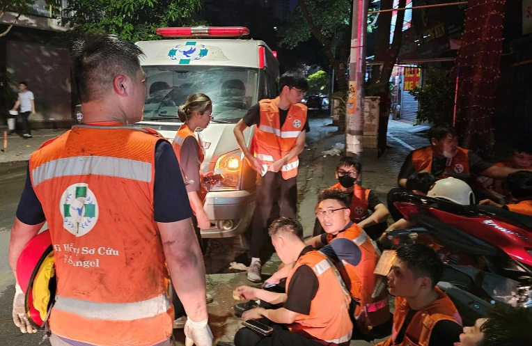 Trong vụ cháy chung cư mini ở phố Khương Hạ, đội cứu hộ FAS Angle của Phạm Quốc Việt cũng tham gia công tác cứu hộ, cứu nạn, giải cứu được 12 người. Từ đó, những anh hùng áo cam thầm lặng cũng được biết tới nhiều hơn. Việt lập đội sơ cứu - cứu nạn miễn phí FAS Anglel vào tháng 9/2019 chỉ với 5 thành viên. Đến nay, đội đã phát triển với hàng chục thành viên và tình nguyện viên. Năm 2023, đội đã hỗ trợ, cứu thương cho gần 3.000 nạn nhân, mở trạm cứu hộ cung cấp dịch vụ sửa xe, cứu hộ xe tai nạn. Nhờ hành động dũng cảm cứu người, cứu tài sản trong vụ cháy chung cư mini ở Khương Hạ, Phạm Quốc Việt từng vinh dự được Chủ tịch nước tặng thưởng Huân chương Dũng cảm. Đầu tháng 12 năm ngoái, anh nhận giải thưởng Tình nguyện quốc gia năm 2023 của Trung ương Đoàn.