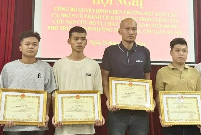 Tới lúc Tuấn kiệt sức, Phạm Quốc Luật (SN 1989, quê Đức Thọ, Hà Tĩnh) - làm nghề nhôm kính và xe ôm công nghệ - trèo lên thay, đập những nhát búa cuối cùng cho đến khi tường thủng đủ để đưa 4 nạn nhân mắc kẹt bên trong ra ngoài. Trong suốt quá trình đó, sinh viên Hoàng Anh Tuấn (SN 2003, quê Nghĩa Hưng, Nam Định) - từng tham gia nghĩa vụ quân sự - đứng dưới giữ thang, mặc cho gạch đá rơi lả tả xuống đầu. Anh Nguyễn Kim Long (Hà Nội) cũng túc trực từ đầu và là người lấy búa, đưa thang dây cho Đồng Văn Tuấn, đồng thời hỗ trợ đưa các nạn nhân thoát ra. 