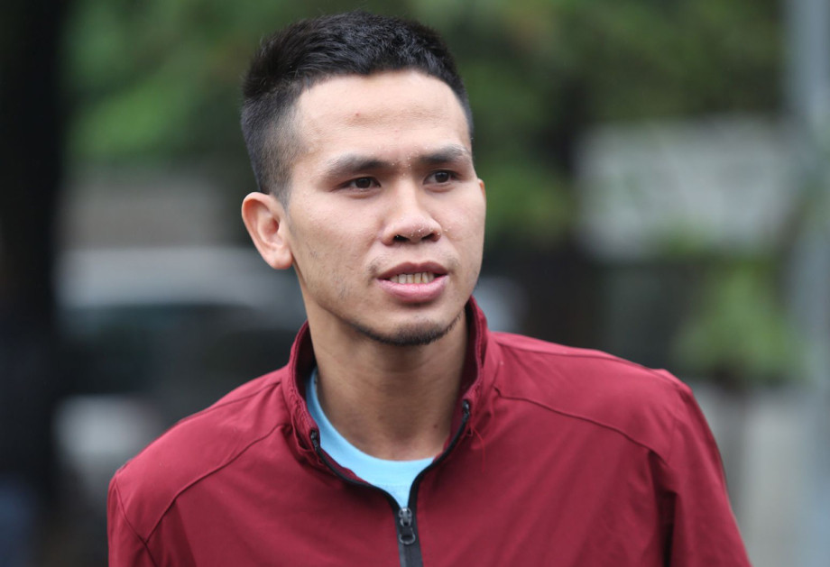 Khi nam tài xế còn chưa kịp đứng dậy, bé gái đã rơi xuống từ tầng cao. Anh dang tay ra và may mắn đỡ được phần đầu của cháu bé bằng tay phải. Còn chưa hết run rẩy, Mạnh bế em bé trao cho bảo vệ tòa nhà để đưa đi cấp cứu. Rất may, nạn nhân chỉ bị thương nhẹ. Những ngày sau đó, điện thoại của Mạnh liên tục nhận được các cuộc gọi, nhắn tin từ nhiều số lạ. Không ít người bày tỏ sự cảm phục, gọi anh là anh hùng, siêu nhân nhưng anh cho rằng, những danh xưng đó quá cao sang vì ai trong tình huống nguy cấp như vậy cũng hành động tương tự. 