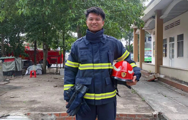  Trung úy cứu 4 người đuối nước trong cơn sóng dữ ở biển Vũng Tàu: Ngày 10/4/2022, trên bãi biển Vũng Tàu, khi nghe tiếng la hét kêu cứu, hô hoán, không một phút đắn đo, Trung úy Thái Ngô Hiếu, cán bộ Cảnh sát phòng cháy chữa cháy và cứu nạn cứu hộ Công an tỉnh Đồng Nai đang tắm biển gần đó liền bơi thật nhanh qua khu vực tai nạn. Thời điểm này, một nhóm gồm 5 bạn trẻ không may bị đuối nước. Anh Hiếu đã trực tiếp kéo được một nhóm người lên khỏi mặt nước vào bờ, nhanh chóng hô hấp nhân tạo, bóp tim ngoài lồng ngực và cứu sống được nạn nhân. Khi biết còn 1 nạn nhân nữa vẫn mất tích, anh Hiếu cùng các cán bộ chiến sĩ của lực lượng Cảnh sát Bà Rịa - Vũng Tàu tiếp tục tìm kiếm nhưng khi tìm thấy nạn nhân đã không qua khỏi. Ngày 11/4, anh Hiếu được thăng cấp bậc hàm từ trung úy lên đại úy.