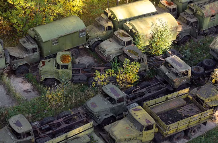 Hàng dài xe quân sự đỗ trong căn cứ đều trong tình trạng tồi tệ.