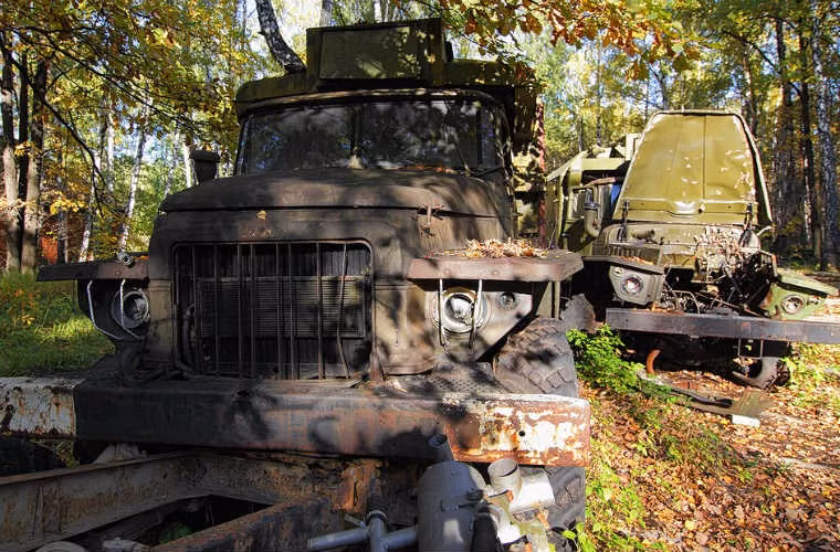 Một số xe còn nguyên máy móc bên trong, nhưng có xe không còn động cơ.