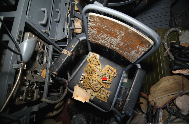 Những bảng mạch đang bị tháo lắp dở.