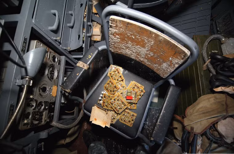 Những bảng mạch đang bị tháo lắp dở.