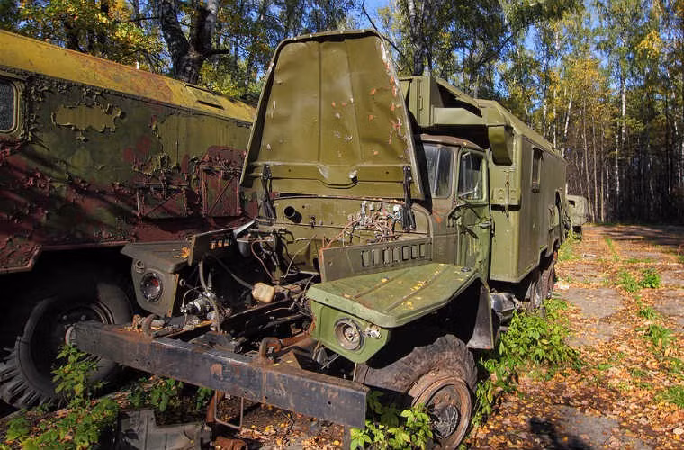 Một chiếc xe đã bị tháo động cơ.