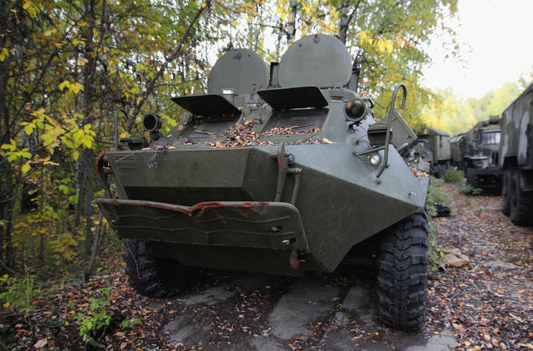 Lẫn trong số những xe vận tải là những chiếc xe bọc thép chở quân.