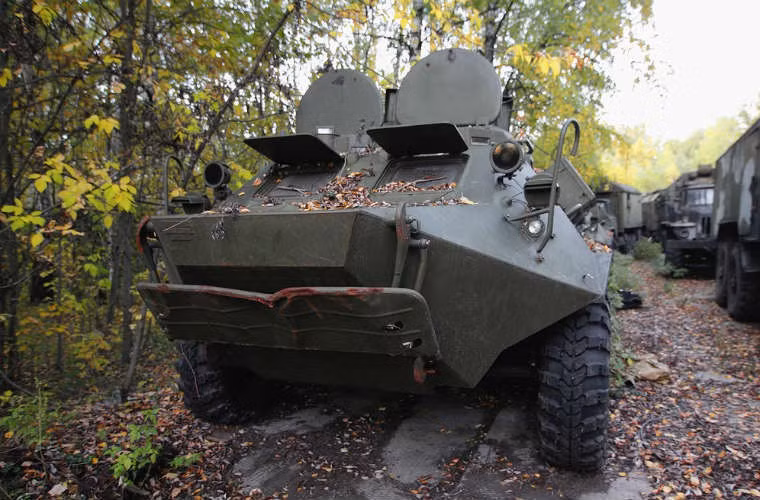 Lẫn trong số những xe vận tải là những chiếc xe bọc thép chở quân.