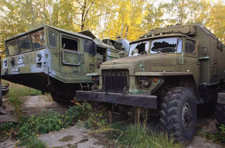 Trong số những chiếc xe "bỏ quên" còn có những xe chuyên dùng cho các tổ hợp tên lửa.
