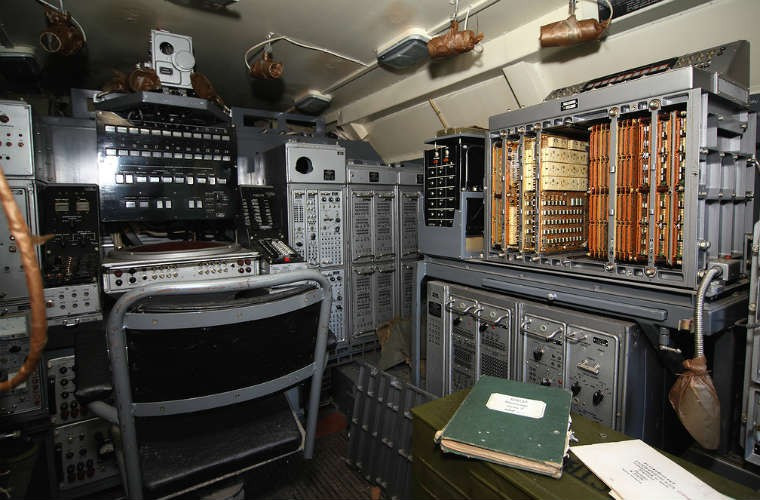 Bên trong một chiếc xe còn nguyên máy móc.