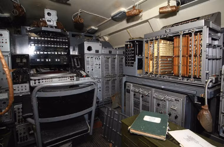 Bên trong một chiếc xe còn nguyên máy móc.