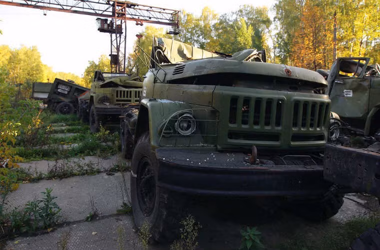 Sau khi Liên bang Xô Viết giải thể, rất nhiều căn cứ quân sự đã không thể duy trì hoạt động do thiếu kinh phí. Ngày nay, hầu hết đều nằm trong tình trạng không người, không ai quản lý. Trong ảnh là rải rác những chiếc xe quân sự cũ nát trong một căn cứ quân sự cũ thời Chiến tranh Lạnh, nay đã bị bỏ hoang.