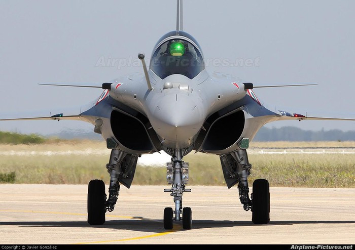 Rafale hiện là chiến đấu cơ chủ lực của Không quân Pháp, do tập đoàn Dassault Aviation, một trong những hãng chế tạo máy bay lâu đời nhất thế giới sản xuất.