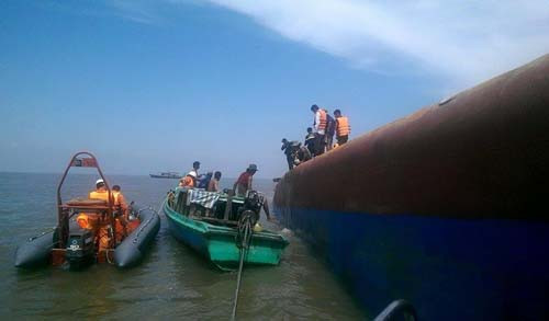 13h ngày 31/10, thuyền trưởng Sơn và một thuyền viên là anh Biên đã tình nguyện ra hiện trường nơi con tàu bị chìm để giúp lực lượng tìm kiếm xác định vị trí các nạn nhân còn lại đang mắc kẹt bên trong con tàu.