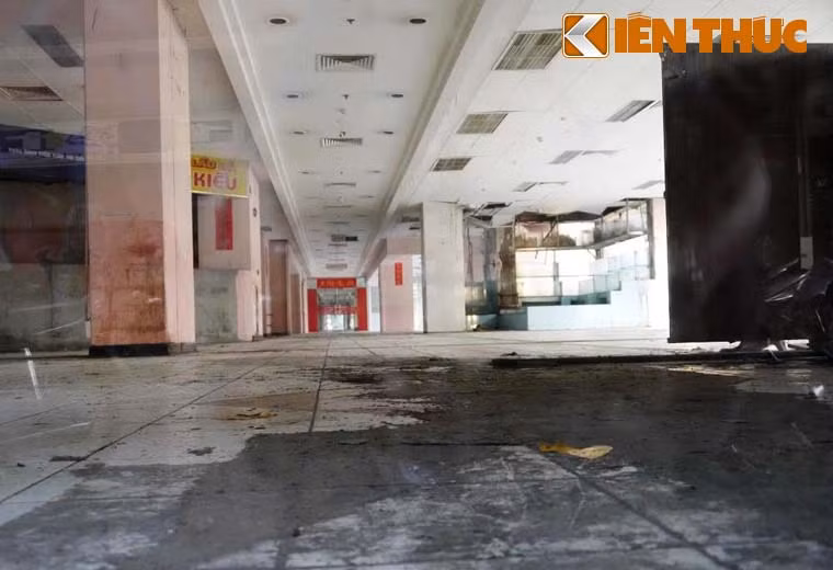 Từ sau sự cố đó, Thuận Kiều Plaza vốn đã vắng vẻ lại càng thưa thớt hơn. Người kinh doanh, sinh sống ở đây lần lượt ra đi và cho đến nay thì vắng như “chùa bà đanh”.